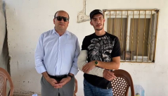 اللد: أبو شحادة يزور الشاب عيسى شعبان بعد تعرضه لاطلاق نار من المستوطنين